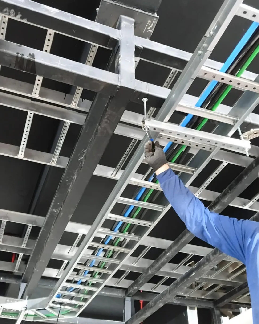 Sala técnica de data center com infraestrutura de leitos em múltiplos níveis executada pela MARQUESFETEC