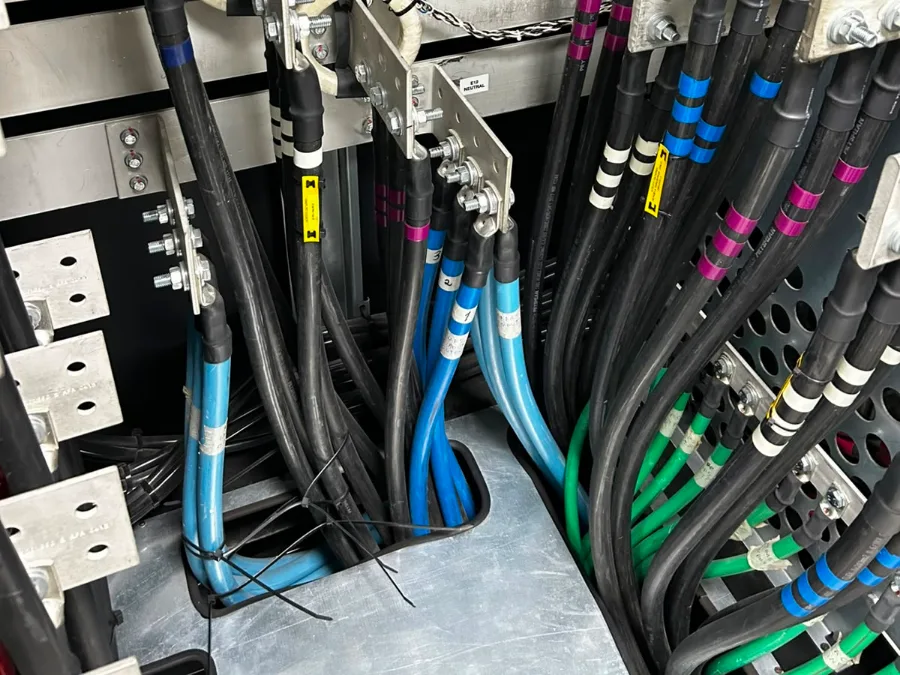 Terminações de entrada em corrente alternada de no-break modular, em barramento de alumínio com transformadores de corrente